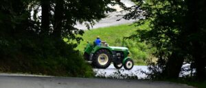 So macht Handlungsreisen Spass. Das Bild zeigt einen Trekker / Bulldog in den Pyrenäen